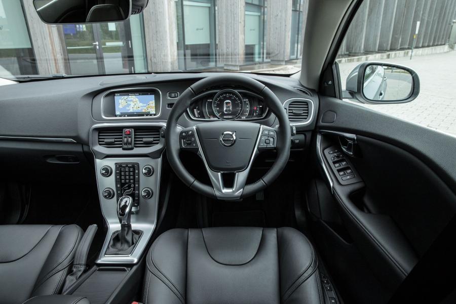 Торпедо Volvo V40 D4 Inscription 2016 года  (UK) (фото 15 из 34)